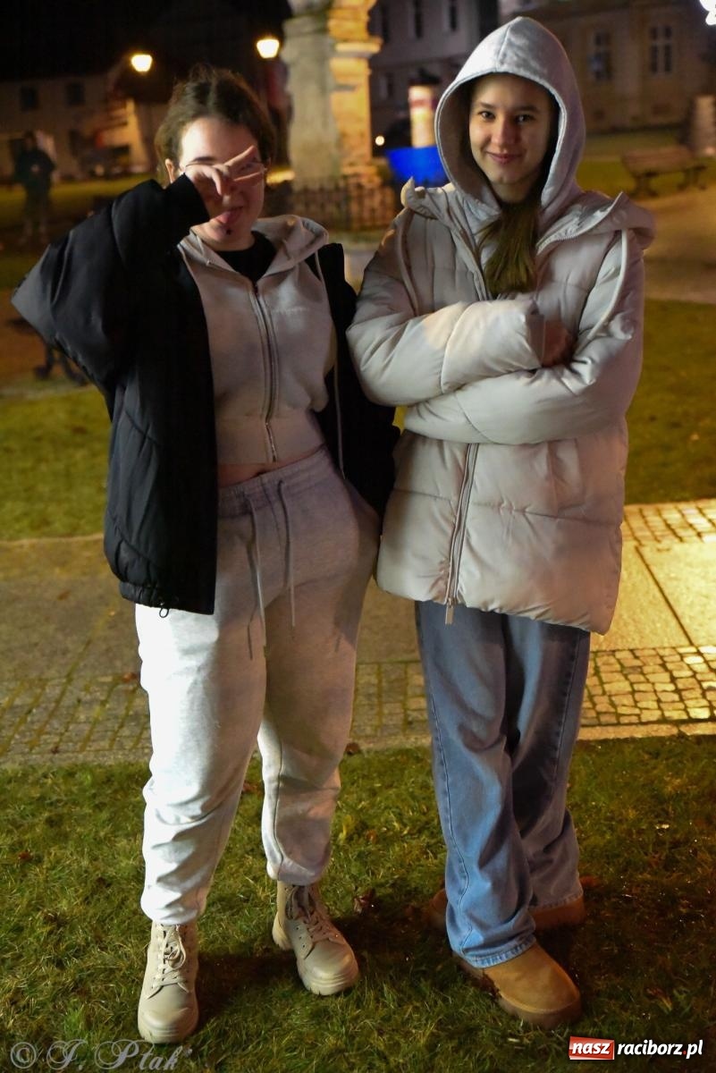 Zdjęcie w galerii na portalu naszraciborz.pl: Rozświetlenie Kietrzańskiej Choinki – strażacki Mikołaj w akcji wiadomości z regionu