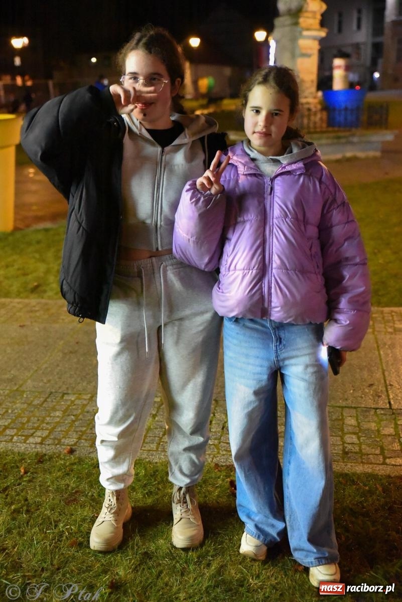 Zdjęcie w galerii na portalu naszraciborz.pl: Rozświetlenie Kietrzańskiej Choinki – strażacki Mikołaj w akcji wiadomości z regionu