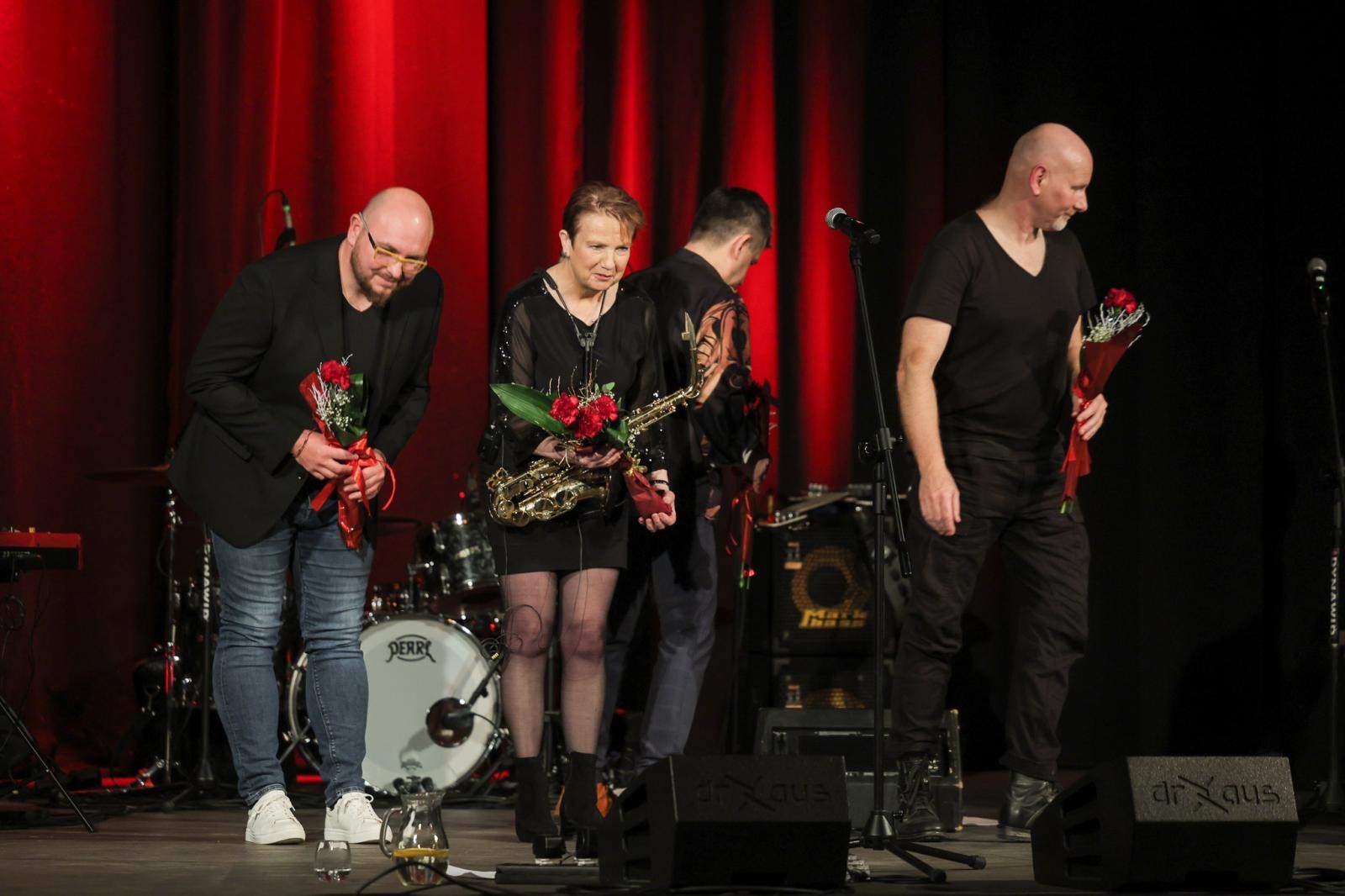 Zdjęcie w galerii na portalu naszraciborz.pl: Patsy Gamble - światowej klasy saksofonistka wystąpiła na deskach Strzechy w koncercie Gorczyca & Przyjaciele wiadomości z regionu