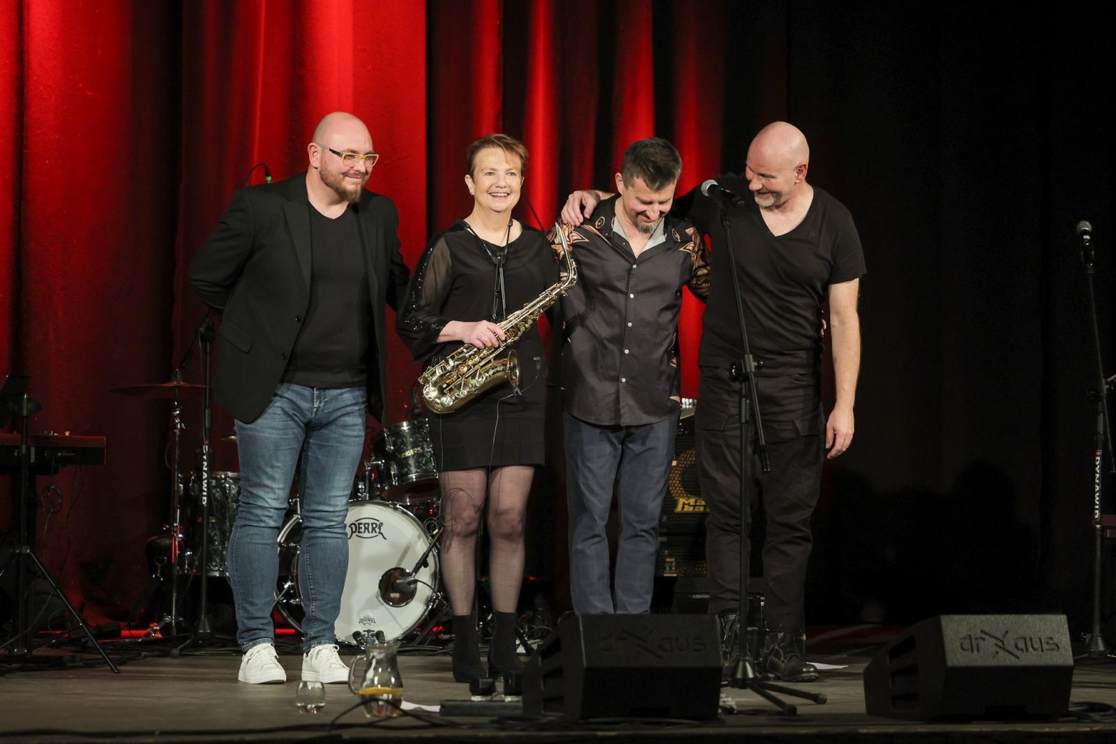 Zdjęcie w galerii na portalu naszraciborz.pl: Patsy Gamble - światowej klasy saksofonistka wystąpiła na deskach Strzechy w koncercie Gorczyca & Przyjaciele wiadomości z regionu