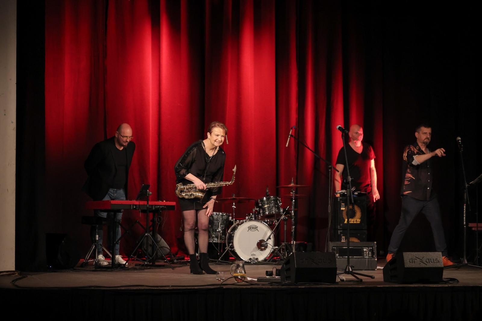 Zdjęcie w galerii na portalu naszraciborz.pl: Patsy Gamble - światowej klasy saksofonistka wystąpiła na deskach Strzechy w koncercie Gorczyca & Przyjaciele wiadomości z regionu