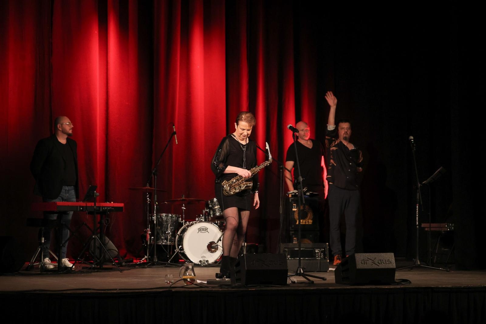 Zdjęcie w galerii na portalu naszraciborz.pl: Patsy Gamble - światowej klasy saksofonistka wystąpiła na deskach Strzechy w koncercie Gorczyca & Przyjaciele wiadomości z regionu