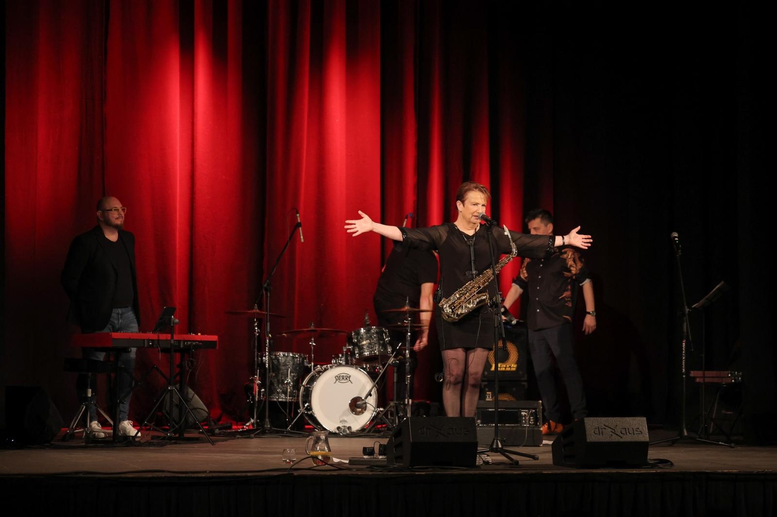 Zdjęcie w galerii na portalu naszraciborz.pl: Patsy Gamble - światowej klasy saksofonistka wystąpiła na deskach Strzechy w koncercie Gorczyca & Przyjaciele wiadomości z regionu