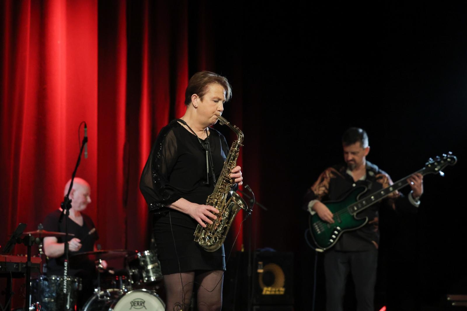 Zdjęcie w galerii na portalu naszraciborz.pl: Patsy Gamble - światowej klasy saksofonistka wystąpiła na deskach Strzechy w koncercie Gorczyca & Przyjaciele wiadomości z regionu