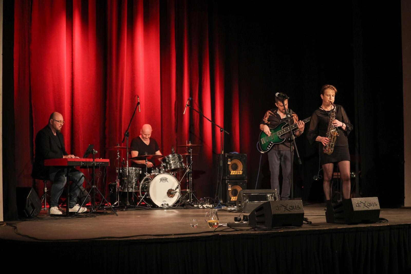 Zdjęcie w galerii na portalu naszraciborz.pl: Patsy Gamble - światowej klasy saksofonistka wystąpiła na deskach Strzechy w koncercie Gorczyca & Przyjaciele wiadomości z regionu