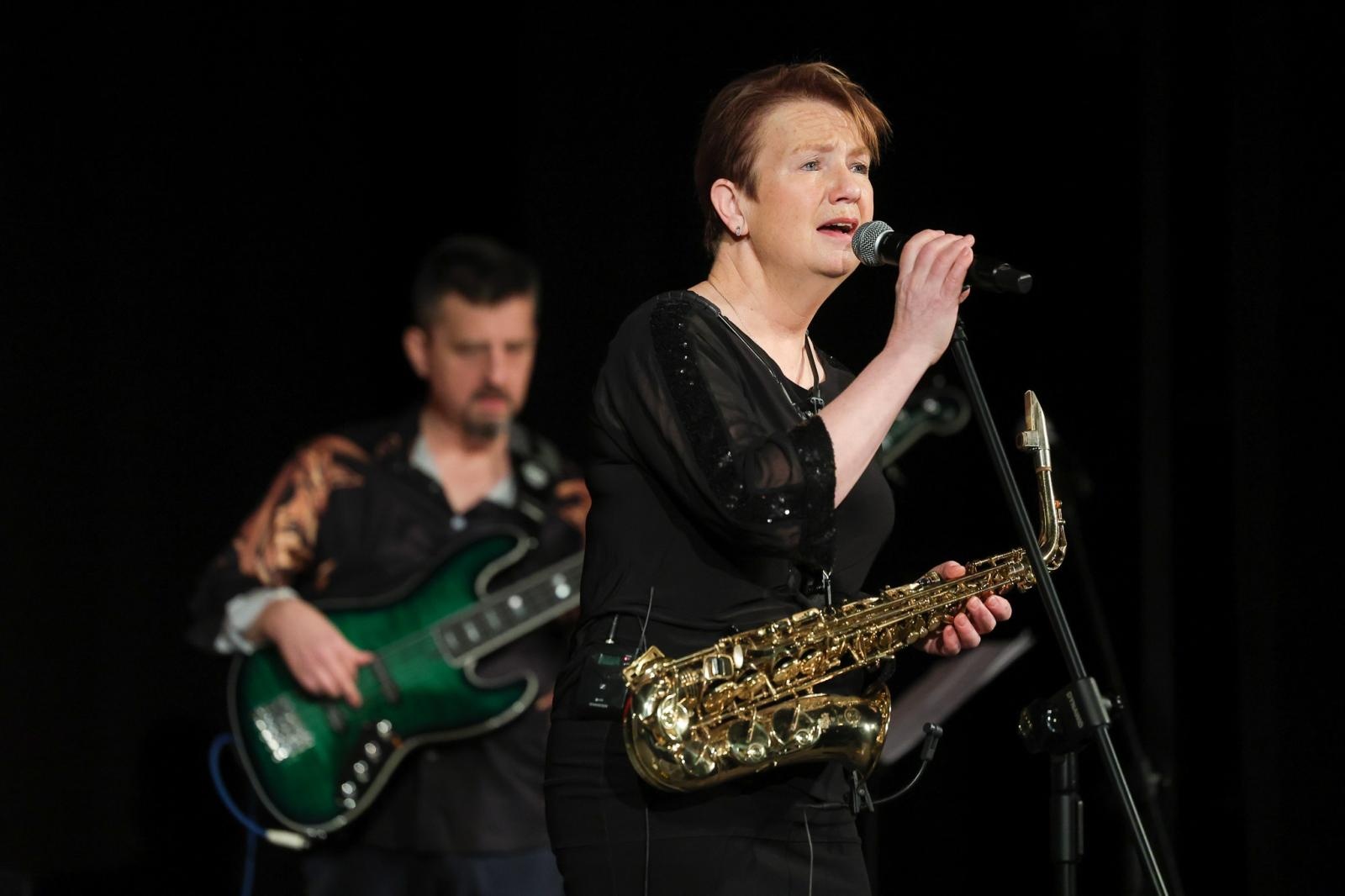 Zdjęcie w galerii na portalu naszraciborz.pl: Patsy Gamble - światowej klasy saksofonistka wystąpiła na deskach Strzechy w koncercie Gorczyca & Przyjaciele wiadomości z regionu