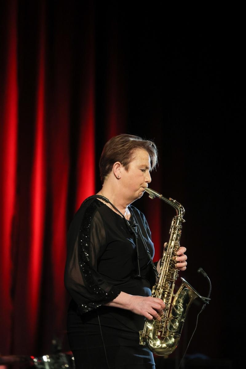 Zdjęcie w galerii na portalu naszraciborz.pl: Patsy Gamble - światowej klasy saksofonistka wystąpiła na deskach Strzechy w koncercie Gorczyca & Przyjaciele wiadomości z regionu