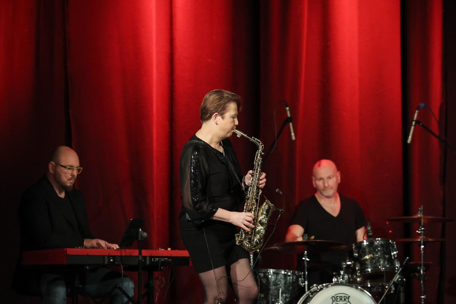 Zdjęcie w galerii na portalu naszraciborz.pl: Patsy Gamble - światowej klasy saksofonistka wystąpiła na deskach Strzechy w koncercie Gorczyca & Przyjaciele wiadomości z regionu