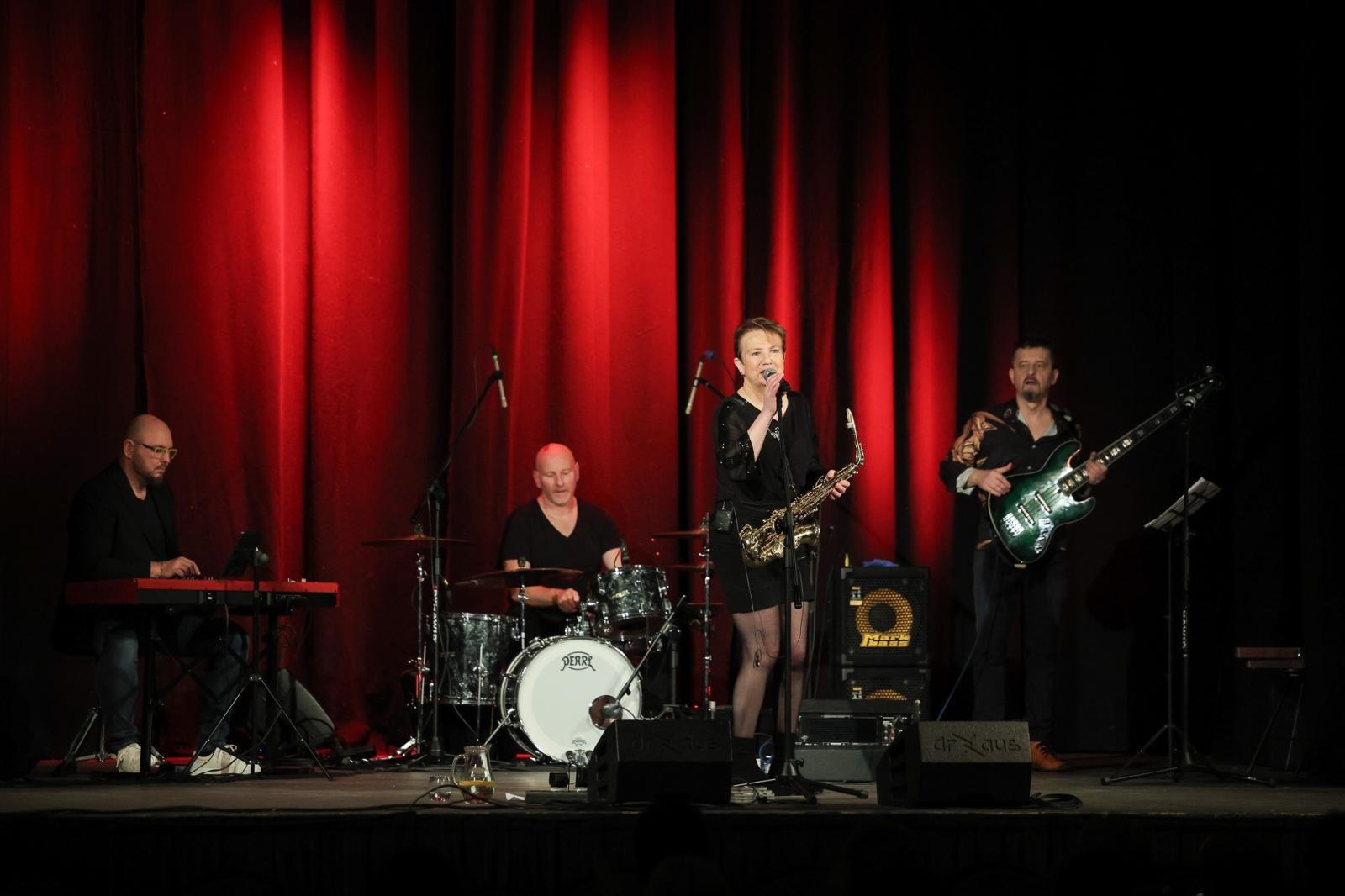 Zdjęcie w galerii na portalu naszraciborz.pl: Patsy Gamble - światowej klasy saksofonistka wystąpiła na deskach Strzechy w koncercie Gorczyca & Przyjaciele wiadomości z regionu