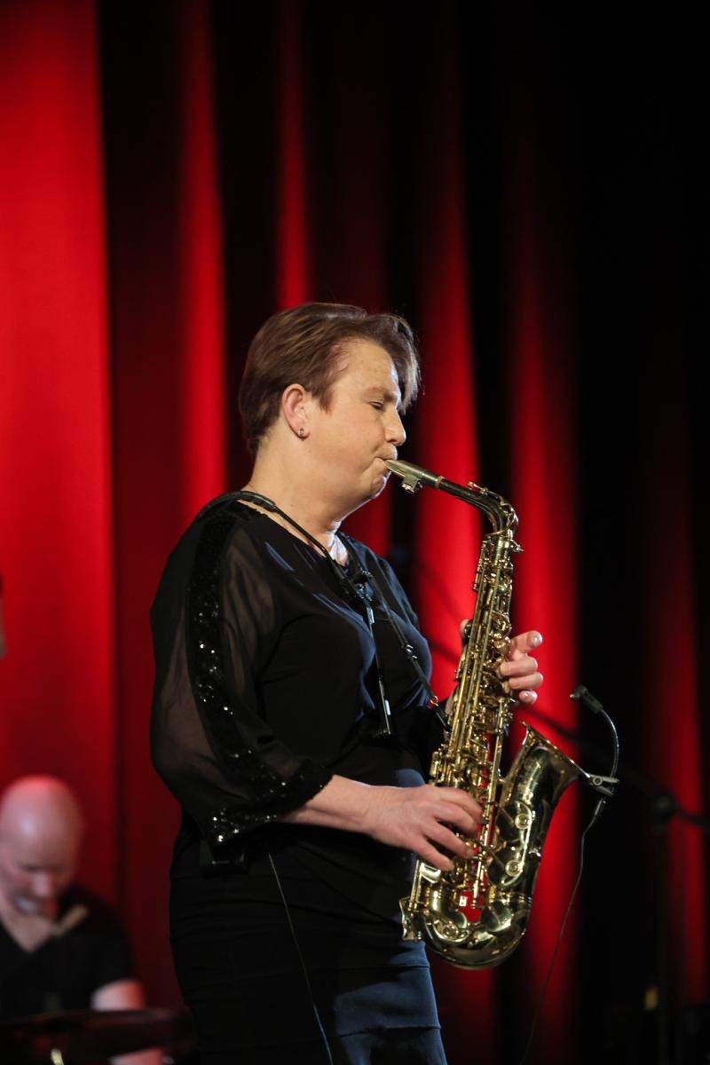 Zdjęcie w galerii na portalu naszraciborz.pl: Patsy Gamble - światowej klasy saksofonistka wystąpiła na deskach Strzechy w koncercie Gorczyca & Przyjaciele wiadomości z regionu