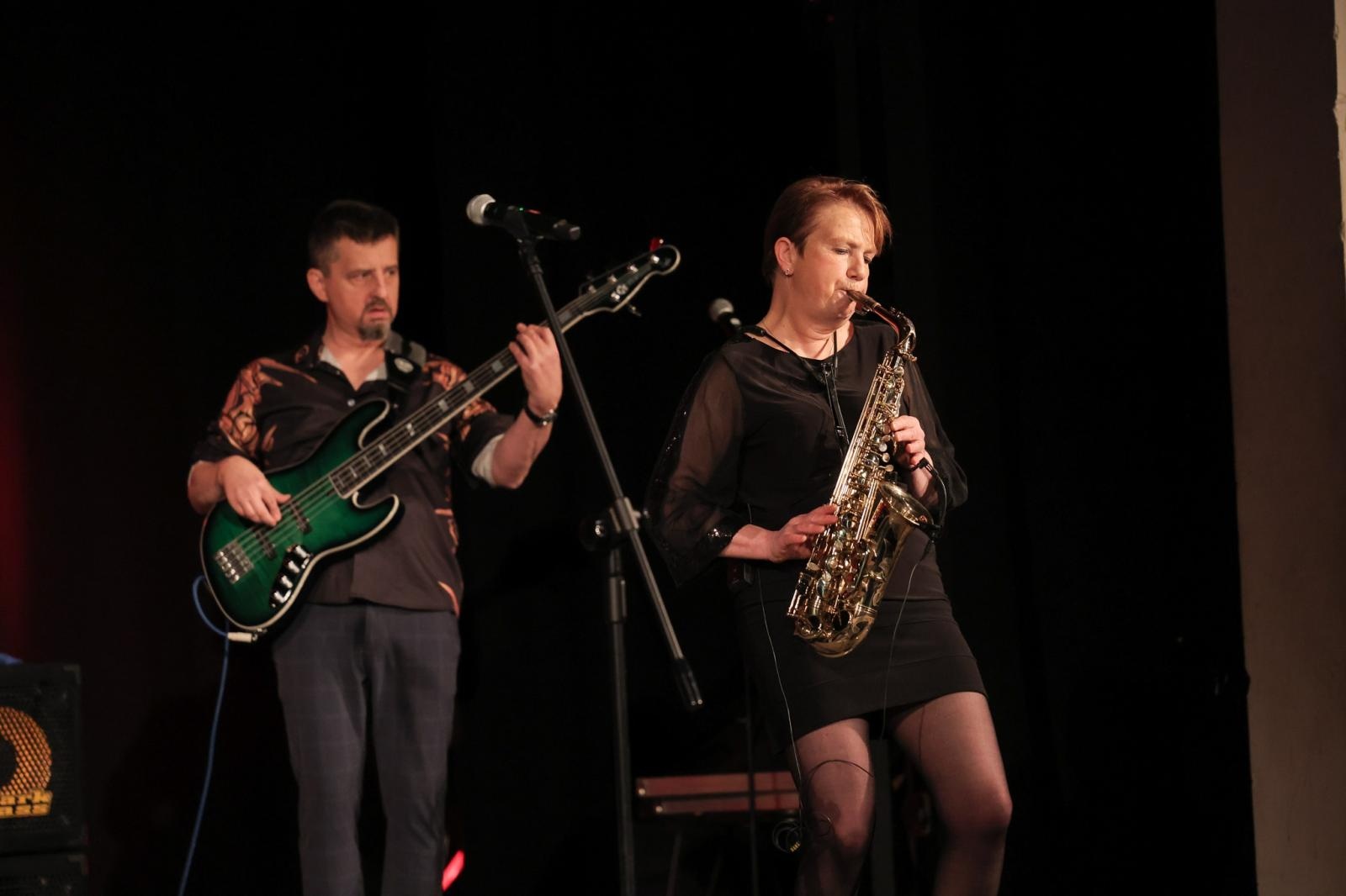 Zdjęcie w galerii na portalu naszraciborz.pl: Patsy Gamble - światowej klasy saksofonistka wystąpiła na deskach Strzechy w koncercie Gorczyca & Przyjaciele wiadomości z regionu