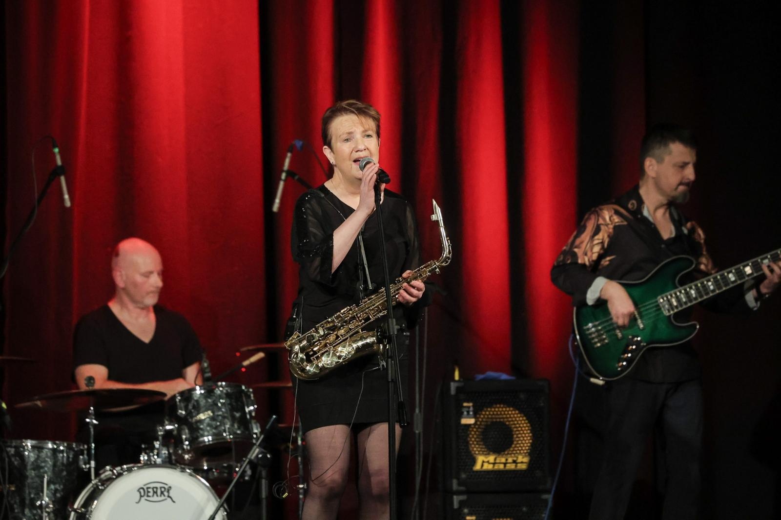 Zdjęcie w galerii na portalu naszraciborz.pl: Patsy Gamble - światowej klasy saksofonistka wystąpiła na deskach Strzechy w koncercie Gorczyca & Przyjaciele wiadomości z regionu