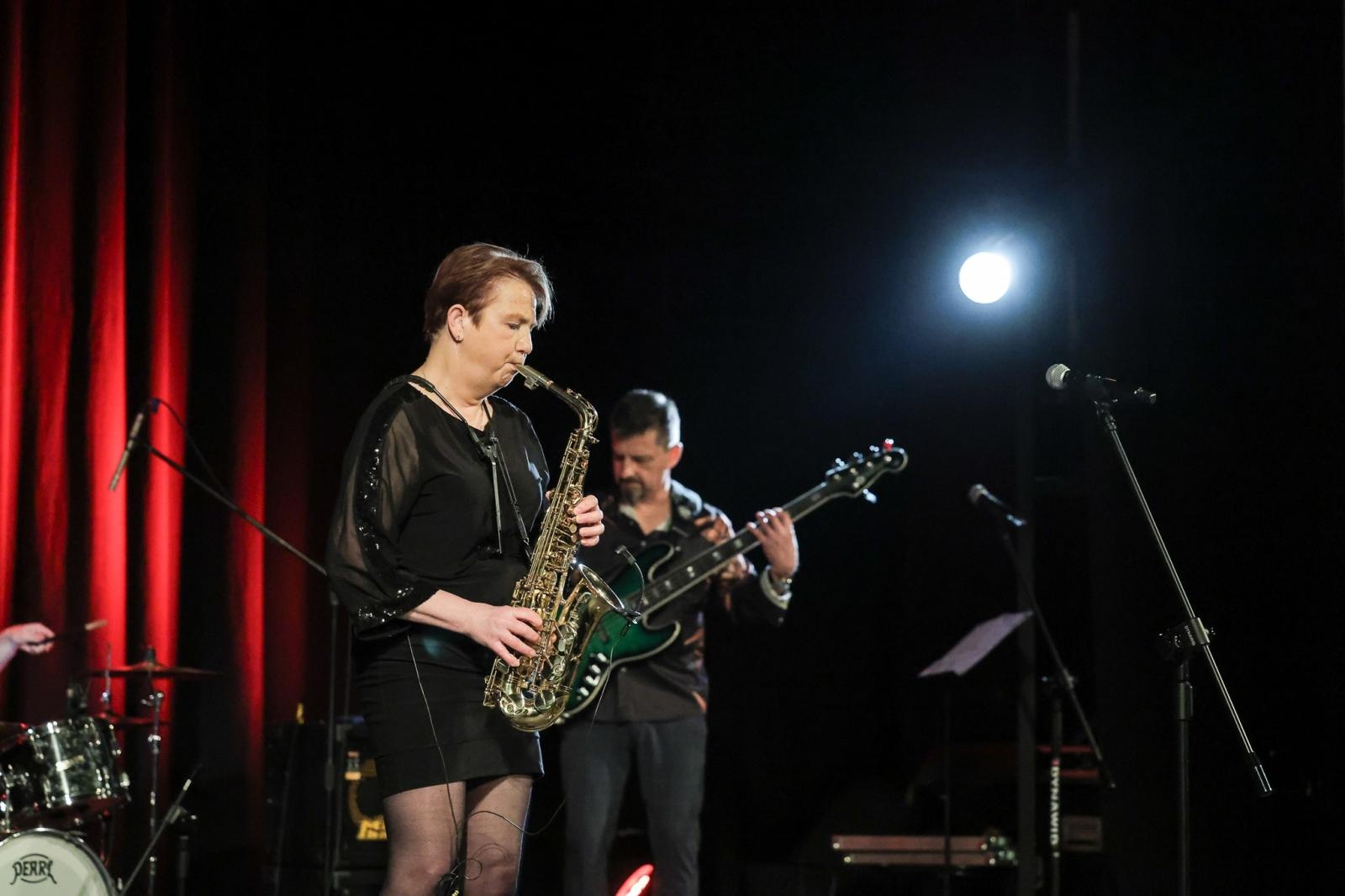 Zdjęcie w galerii na portalu naszraciborz.pl: Patsy Gamble - światowej klasy saksofonistka wystąpiła na deskach Strzechy w koncercie Gorczyca & Przyjaciele wiadomości z regionu