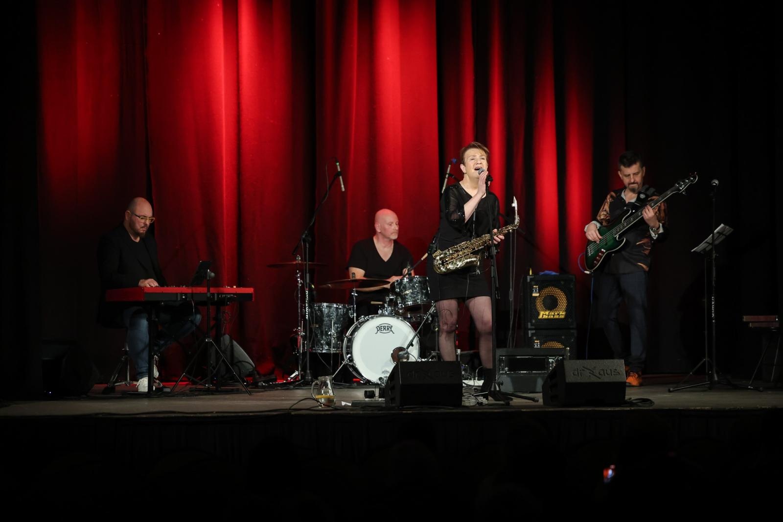 Zdjęcie w galerii na portalu naszraciborz.pl: Patsy Gamble - światowej klasy saksofonistka wystąpiła na deskach Strzechy w koncercie Gorczyca & Przyjaciele wiadomości z regionu