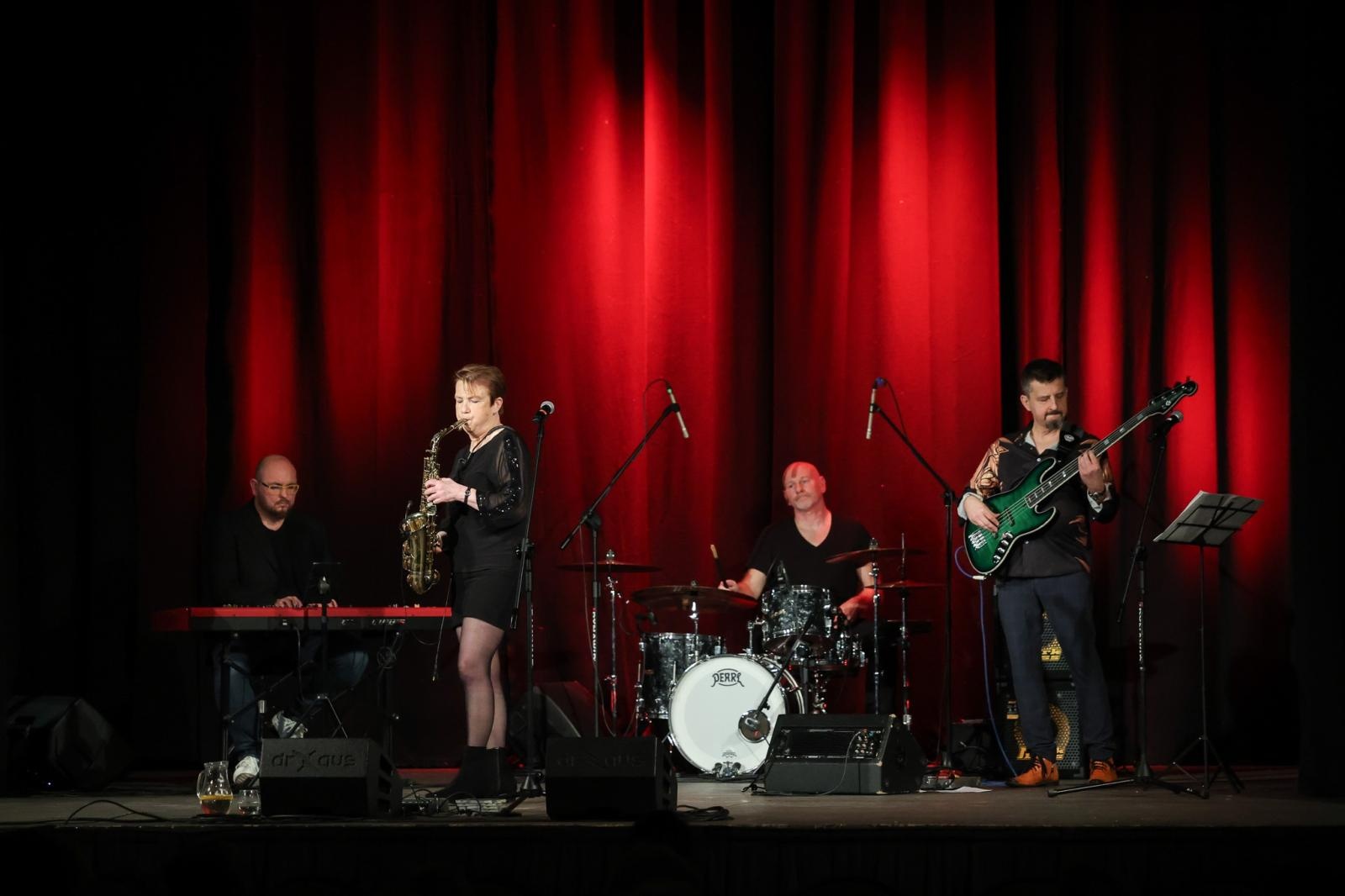 Zdjęcie w galerii na portalu naszraciborz.pl: Patsy Gamble - światowej klasy saksofonistka wystąpiła na deskach Strzechy w koncercie Gorczyca & Przyjaciele wiadomości z regionu