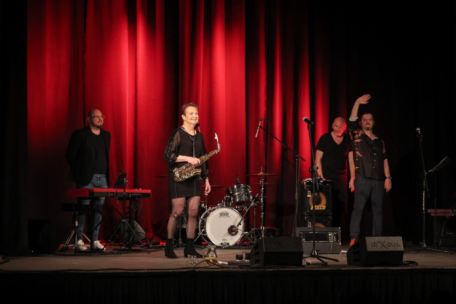 Zdjęcie w galerii na portalu naszraciborz.pl: Patsy Gamble - światowej klasy saksofonistka wystąpiła na deskach Strzechy w koncercie Gorczyca & Przyjaciele wiadomości z regionu