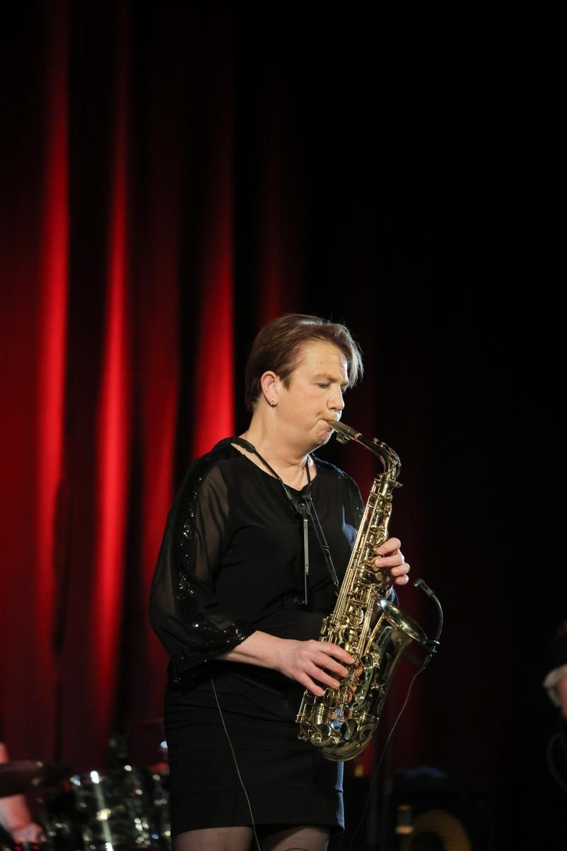 Zdjęcie w galerii na portalu naszraciborz.pl: Patsy Gamble - światowej klasy saksofonistka wystąpiła na deskach Strzechy w koncercie Gorczyca & Przyjaciele wiadomości z regionu