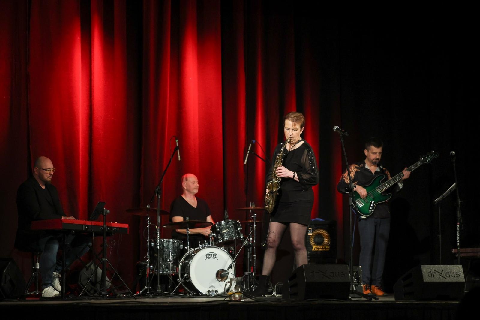 Zdjęcie w galerii na portalu naszraciborz.pl: Patsy Gamble - światowej klasy saksofonistka wystąpiła na deskach Strzechy w koncercie Gorczyca & Przyjaciele wiadomości z regionu