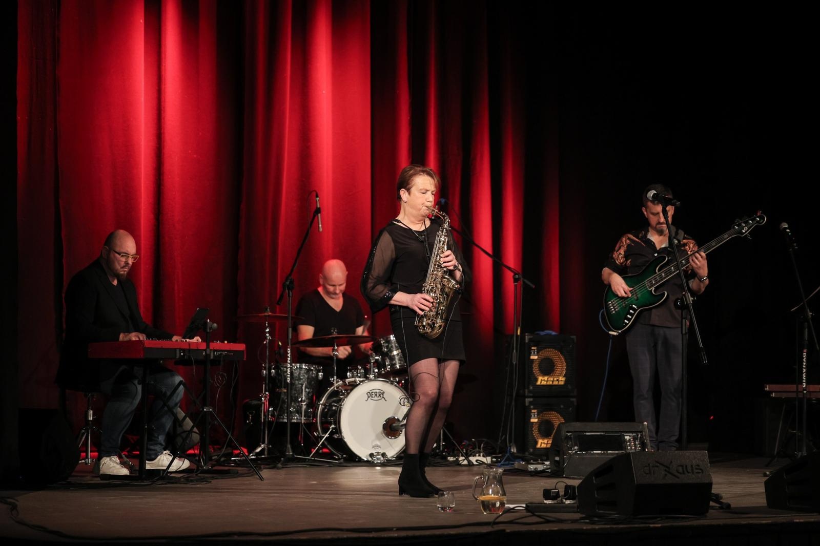 Zdjęcie w galerii na portalu naszraciborz.pl: Patsy Gamble - światowej klasy saksofonistka wystąpiła na deskach Strzechy w koncercie Gorczyca & Przyjaciele wiadomości z regionu