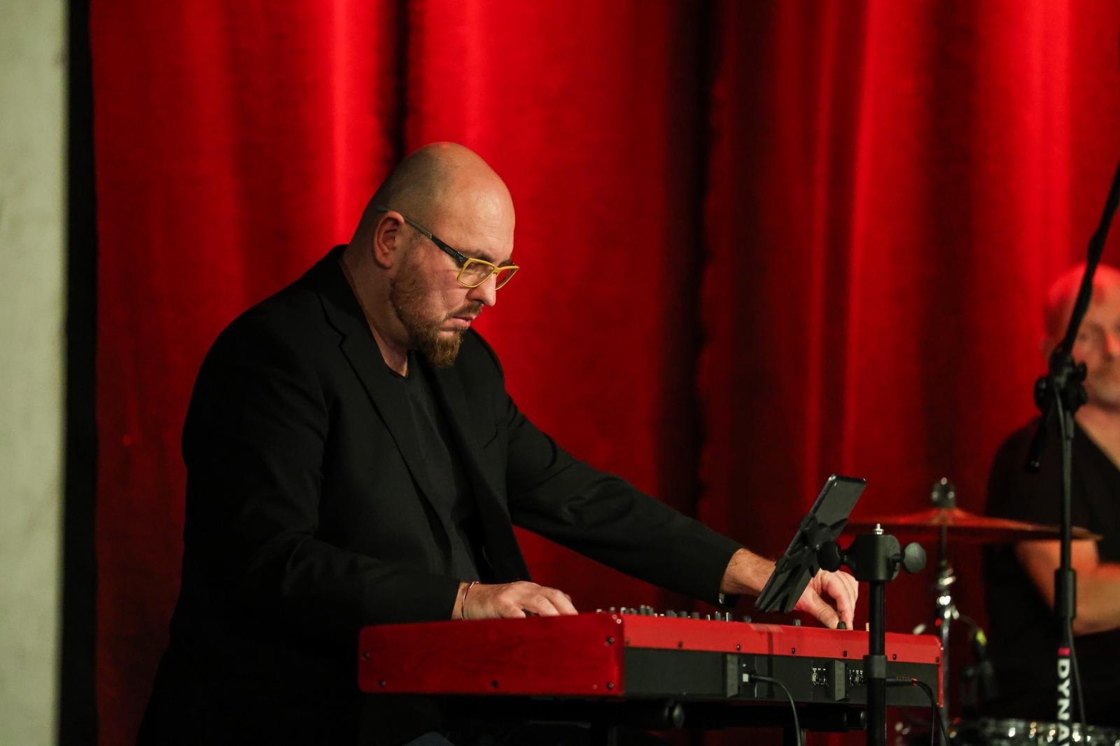 Zdjęcie w galerii na portalu naszraciborz.pl: Patsy Gamble - światowej klasy saksofonistka wystąpiła na deskach Strzechy w koncercie Gorczyca & Przyjaciele wiadomości z regionu