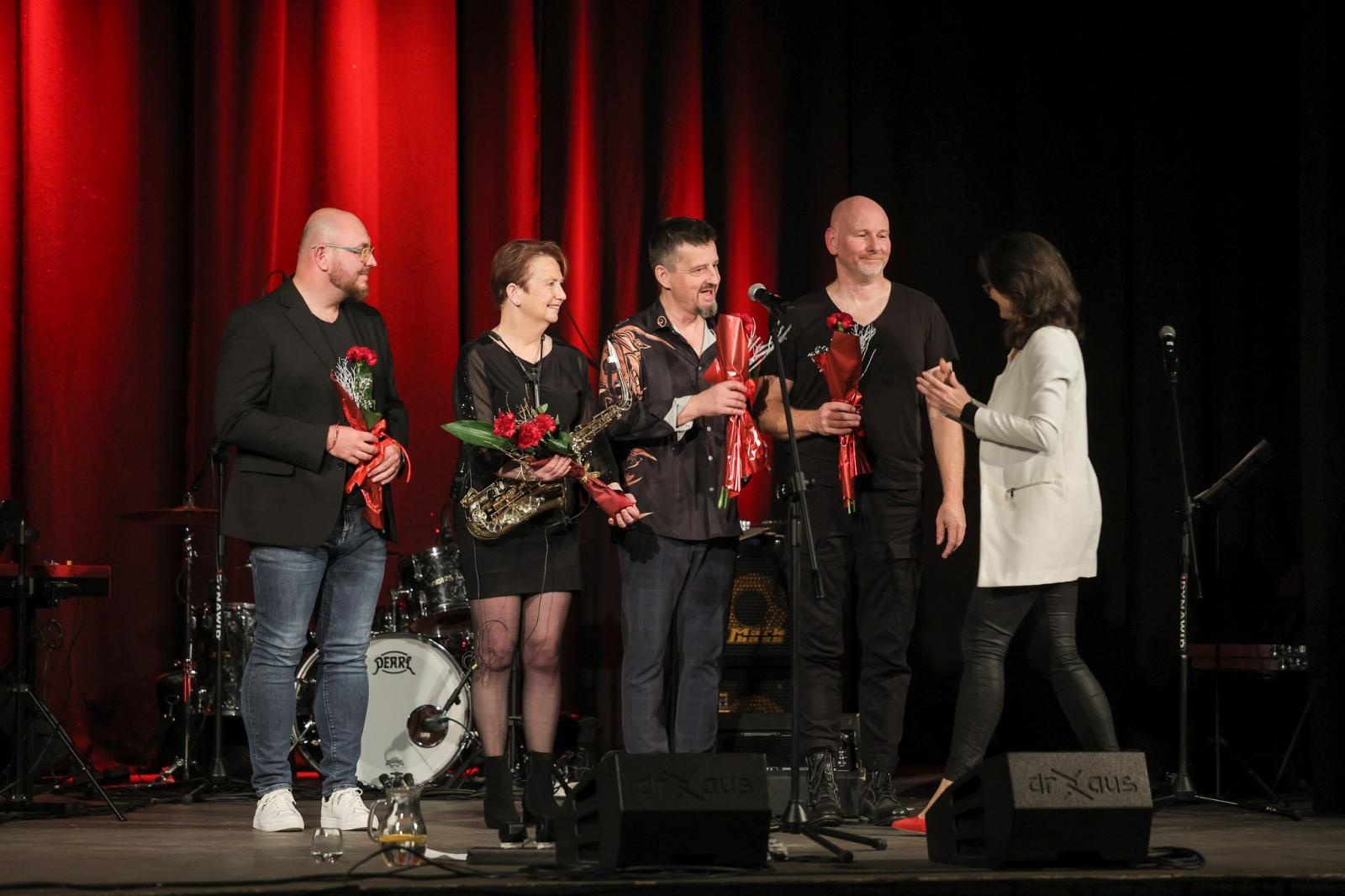 Zdjęcie w galerii na portalu naszraciborz.pl: Patsy Gamble - światowej klasy saksofonistka wystąpiła na deskach Strzechy w koncercie Gorczyca & Przyjaciele wiadomości z regionu