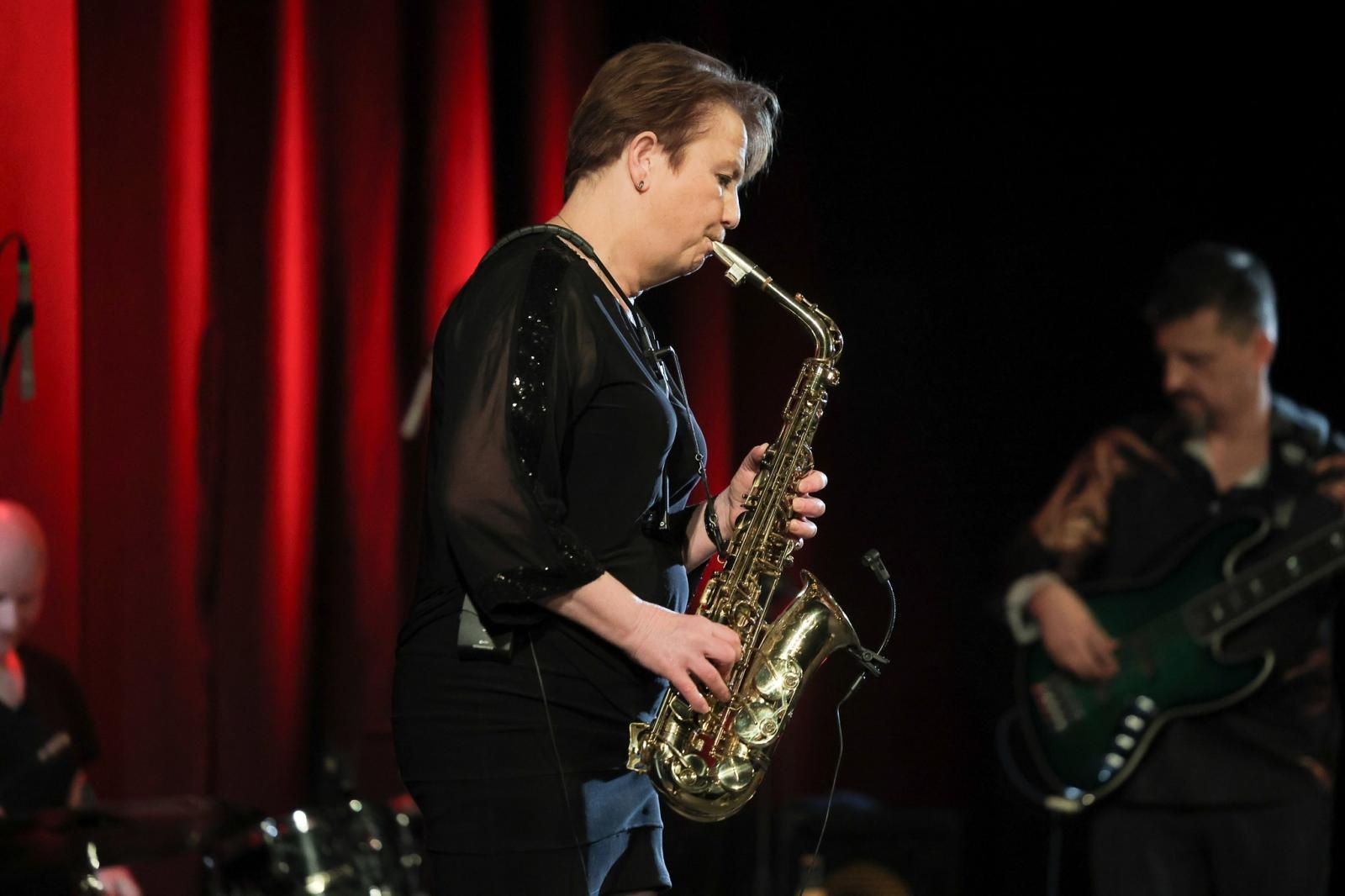 Zdjęcie w galerii na portalu naszraciborz.pl: Patsy Gamble - światowej klasy saksofonistka wystąpiła na deskach Strzechy w koncercie Gorczyca & Przyjaciele wiadomości z regionu