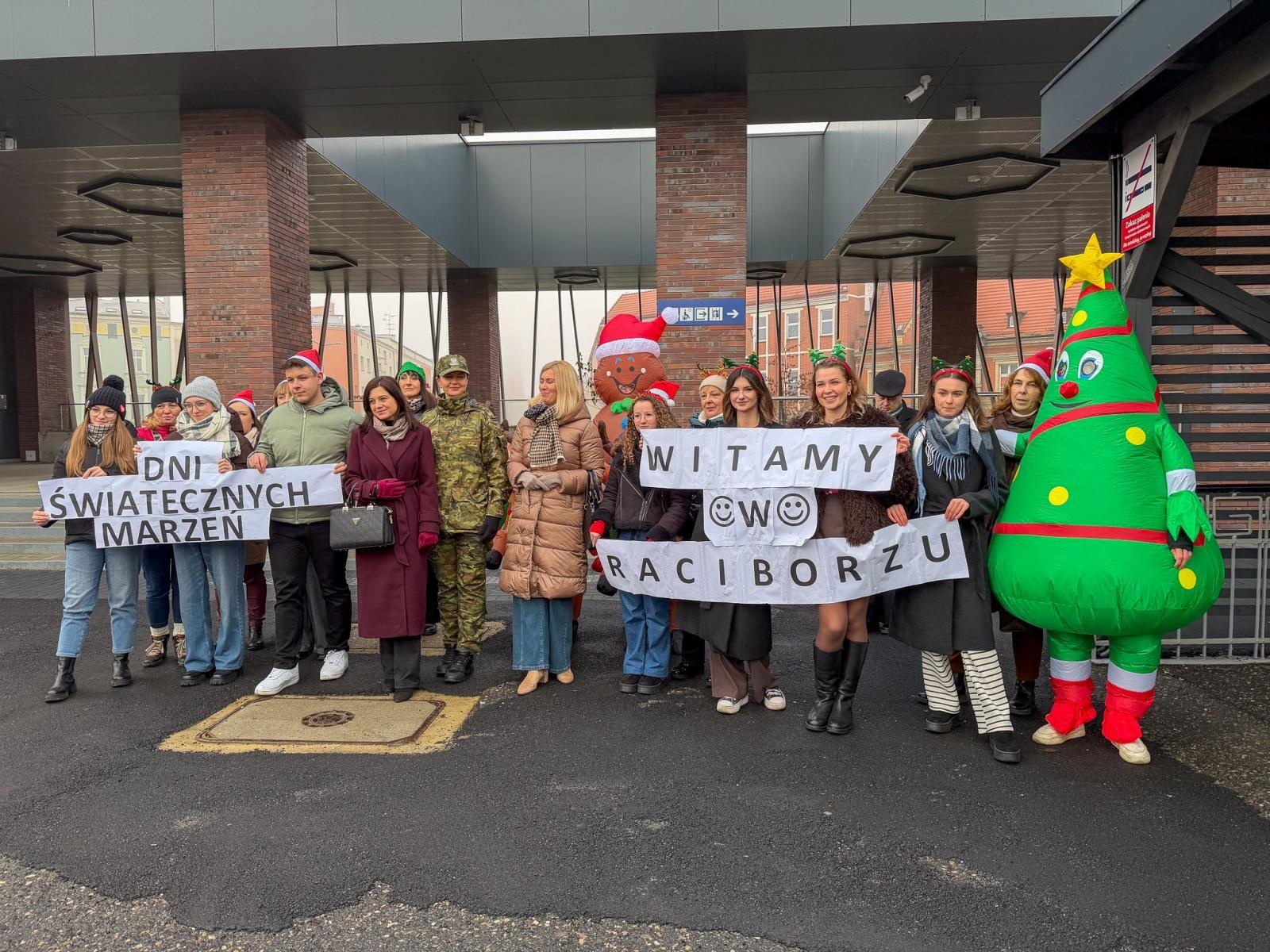 Zdjęcie w galerii na portalu naszraciborz.pl: Pociąg Świątecznych Marzeń Kolei Śląskich zawitał do Raciborza wiadomości z regionu