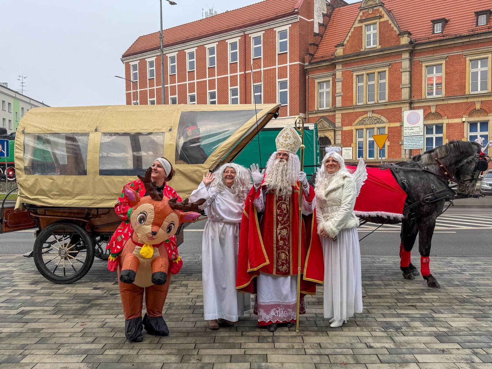Zdjęcie w galerii na portalu naszraciborz.pl: Pociąg Świątecznych Marzeń Kolei Śląskich zawitał do Raciborza wiadomości z regionu