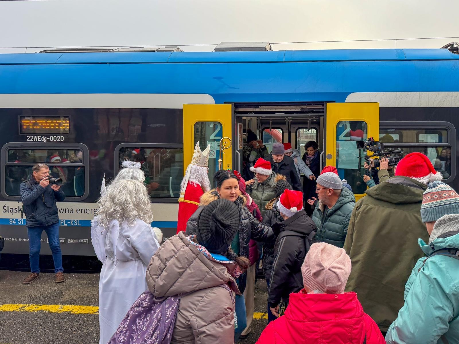 Zdjęcie w galerii na portalu naszraciborz.pl: Pociąg Świątecznych Marzeń Kolei Śląskich zawitał do Raciborza wiadomości z regionu