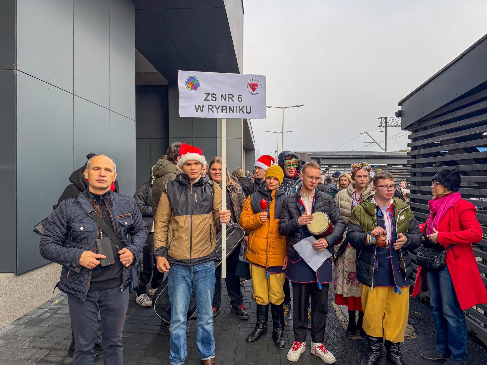 Zdjęcie w galerii na portalu naszraciborz.pl: Pociąg Świątecznych Marzeń Kolei Śląskich zawitał do Raciborza wiadomości z regionu