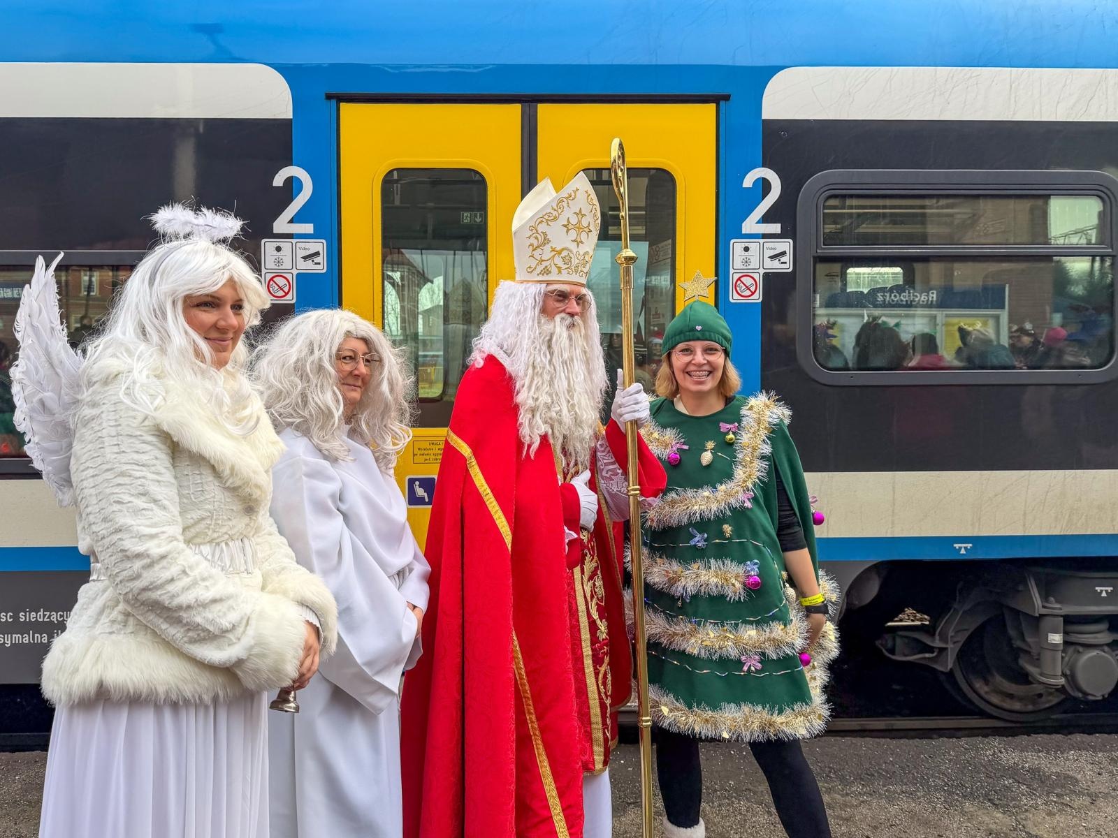 Zdjęcie w galerii na portalu naszraciborz.pl: Pociąg Świątecznych Marzeń Kolei Śląskich zawitał do Raciborza wiadomości z regionu