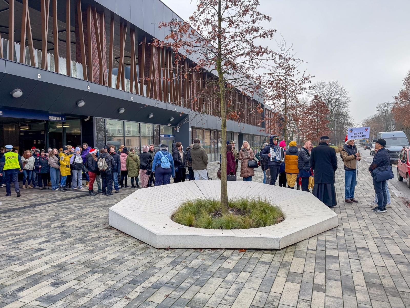 Zdjęcie w galerii na portalu naszraciborz.pl: Pociąg Świątecznych Marzeń Kolei Śląskich zawitał do Raciborza wiadomości z regionu