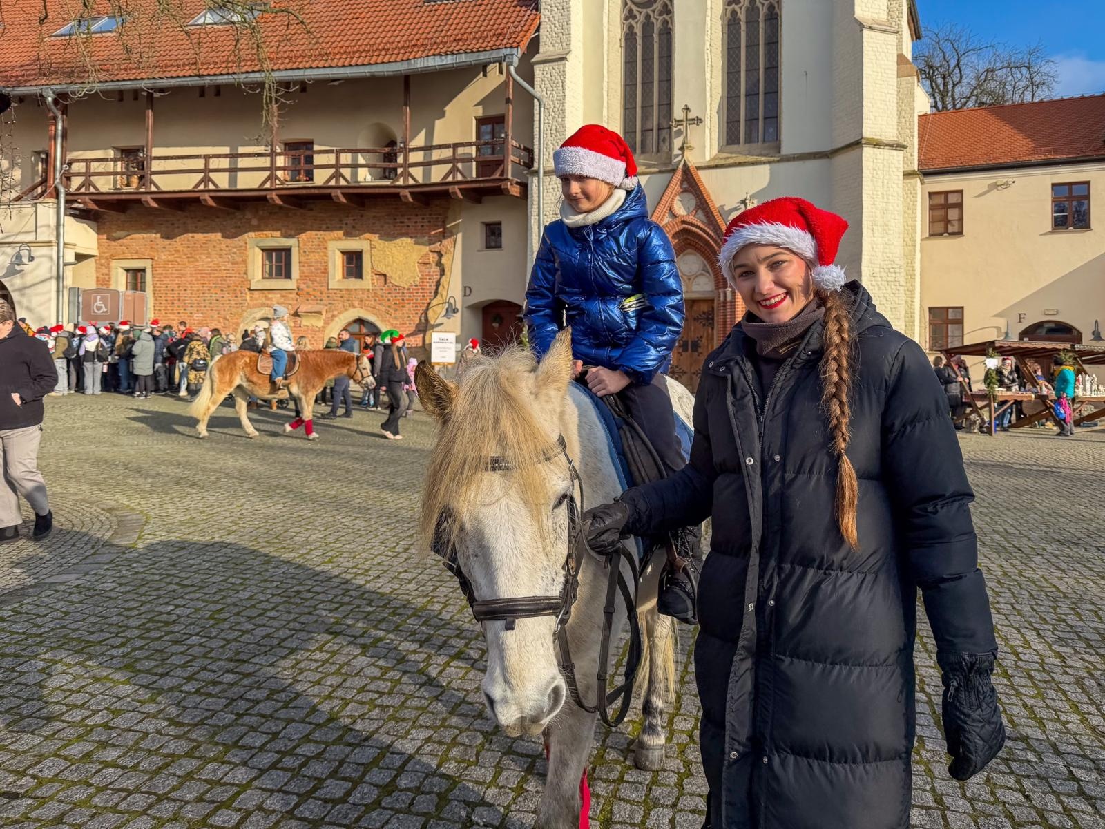 Zdjęcie w galerii na portalu naszraciborz.pl: Pociąg Świątecznych Marzeń Kolei Śląskich zawitał do Raciborza wiadomości z regionu
