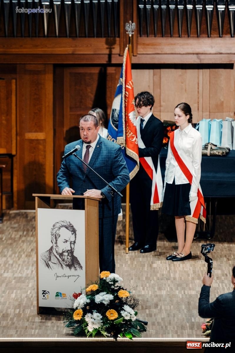 Zdjęcie w galerii na portalu naszraciborz.pl: I LO im. Jana Kasprowicza świętuje 80-lecie – gala jubileuszowa i spotkania w szkole [FOTO i WIDEO] wiadomości z regionu