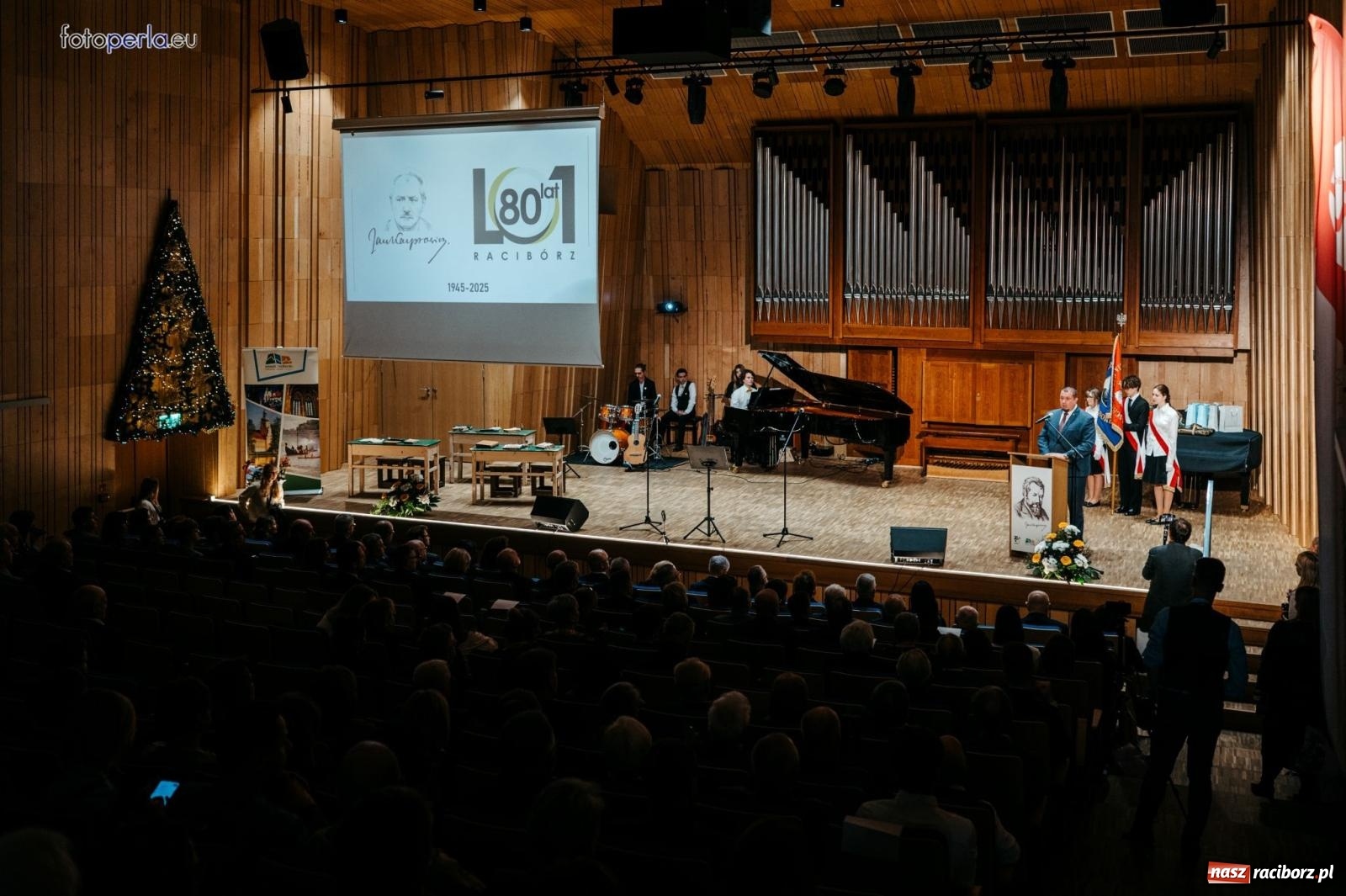 Zdjęcie w galerii na portalu naszraciborz.pl: I LO im. Jana Kasprowicza świętuje 80-lecie – gala jubileuszowa i spotkania w szkole [FOTO i WIDEO] wiadomości z regionu