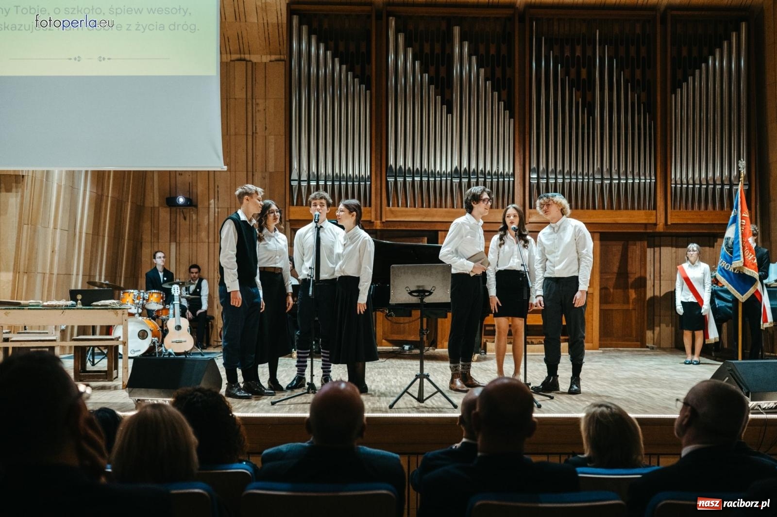 Zdjęcie w galerii na portalu naszraciborz.pl: I LO im. Jana Kasprowicza świętuje 80-lecie – gala jubileuszowa i spotkania w szkole [FOTO i WIDEO] wiadomości z regionu