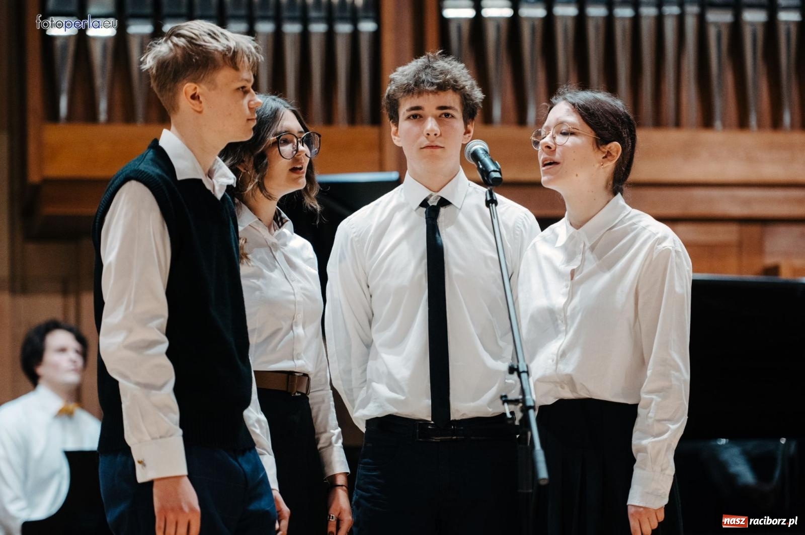 Zdjęcie w galerii na portalu naszraciborz.pl: I LO im. Jana Kasprowicza świętuje 80-lecie – gala jubileuszowa i spotkania w szkole [FOTO i WIDEO] wiadomości z regionu