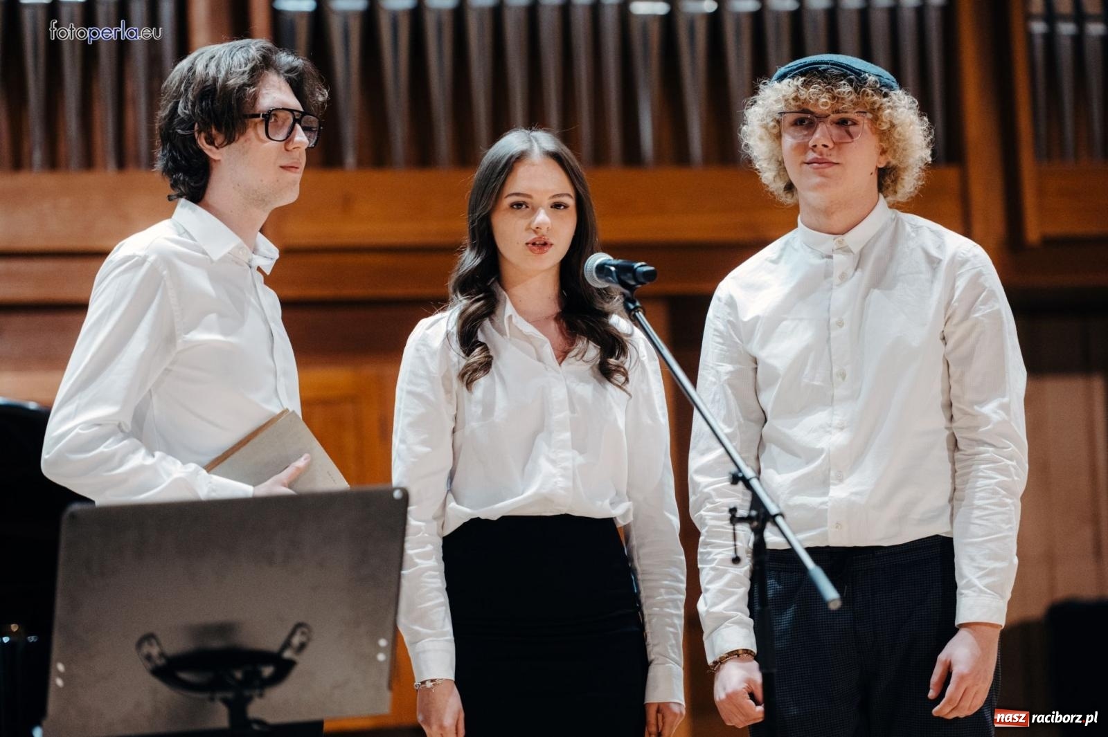 Zdjęcie w galerii na portalu naszraciborz.pl: I LO im. Jana Kasprowicza świętuje 80-lecie – gala jubileuszowa i spotkania w szkole [FOTO i WIDEO] wiadomości z regionu
