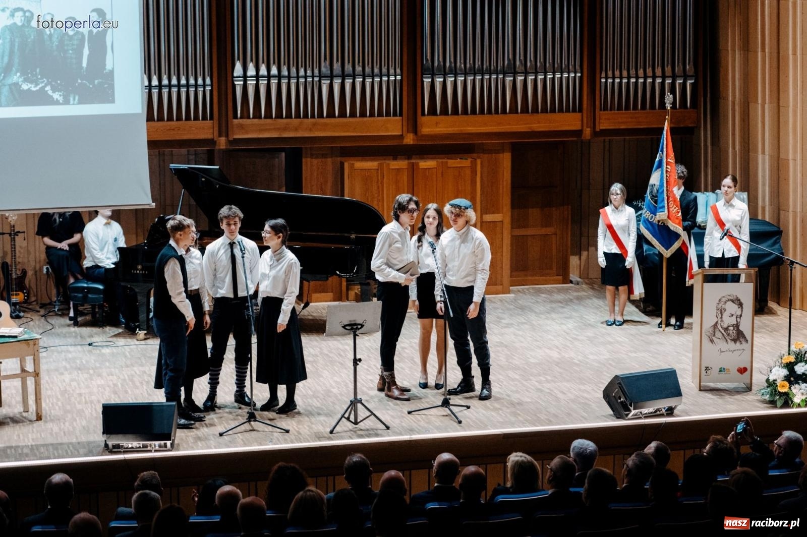 Zdjęcie w galerii na portalu naszraciborz.pl: I LO im. Jana Kasprowicza świętuje 80-lecie – gala jubileuszowa i spotkania w szkole [FOTO i WIDEO] wiadomości z regionu