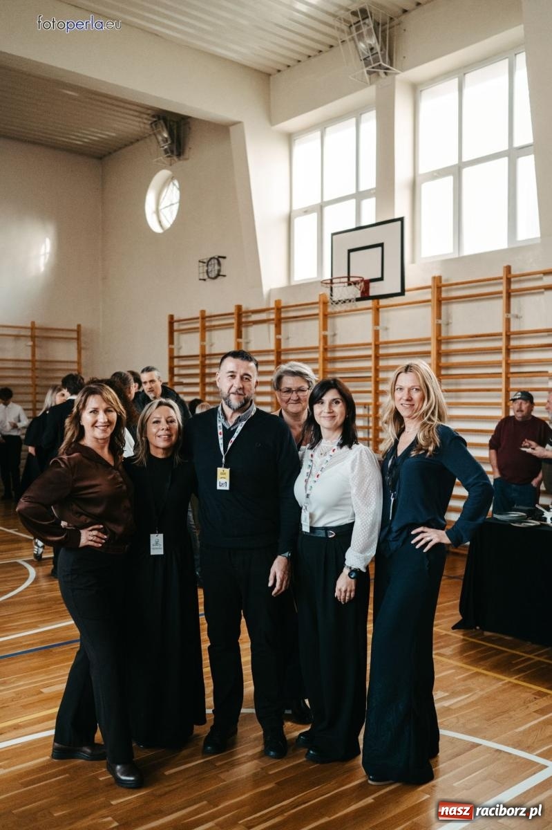 Zdjęcie w galerii na portalu naszraciborz.pl: I LO im. Jana Kasprowicza świętuje 80-lecie – gala jubileuszowa i spotkania w szkole [FOTO i WIDEO] wiadomości z regionu