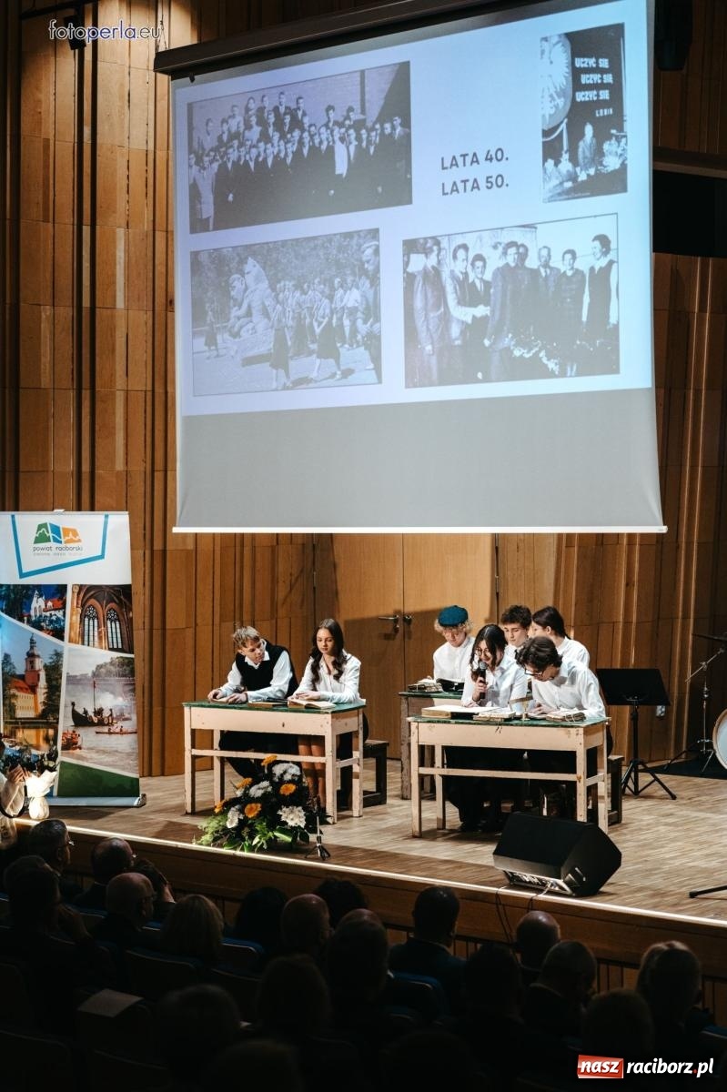 Zdjęcie w galerii na portalu naszraciborz.pl: I LO im. Jana Kasprowicza świętuje 80-lecie – gala jubileuszowa i spotkania w szkole [FOTO i WIDEO] wiadomości z regionu