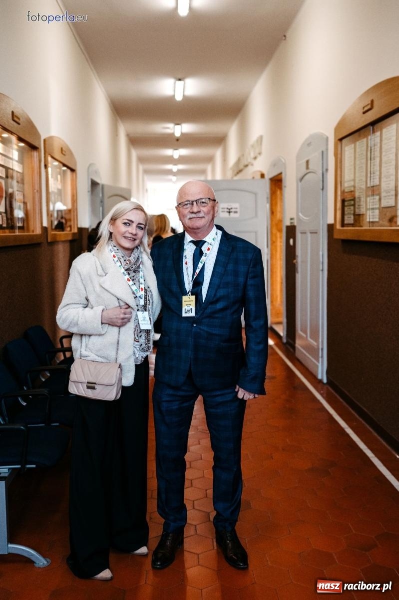 Zdjęcie w galerii na portalu naszraciborz.pl: I LO im. Jana Kasprowicza świętuje 80-lecie – gala jubileuszowa i spotkania w szkole [FOTO i WIDEO] wiadomości z regionu