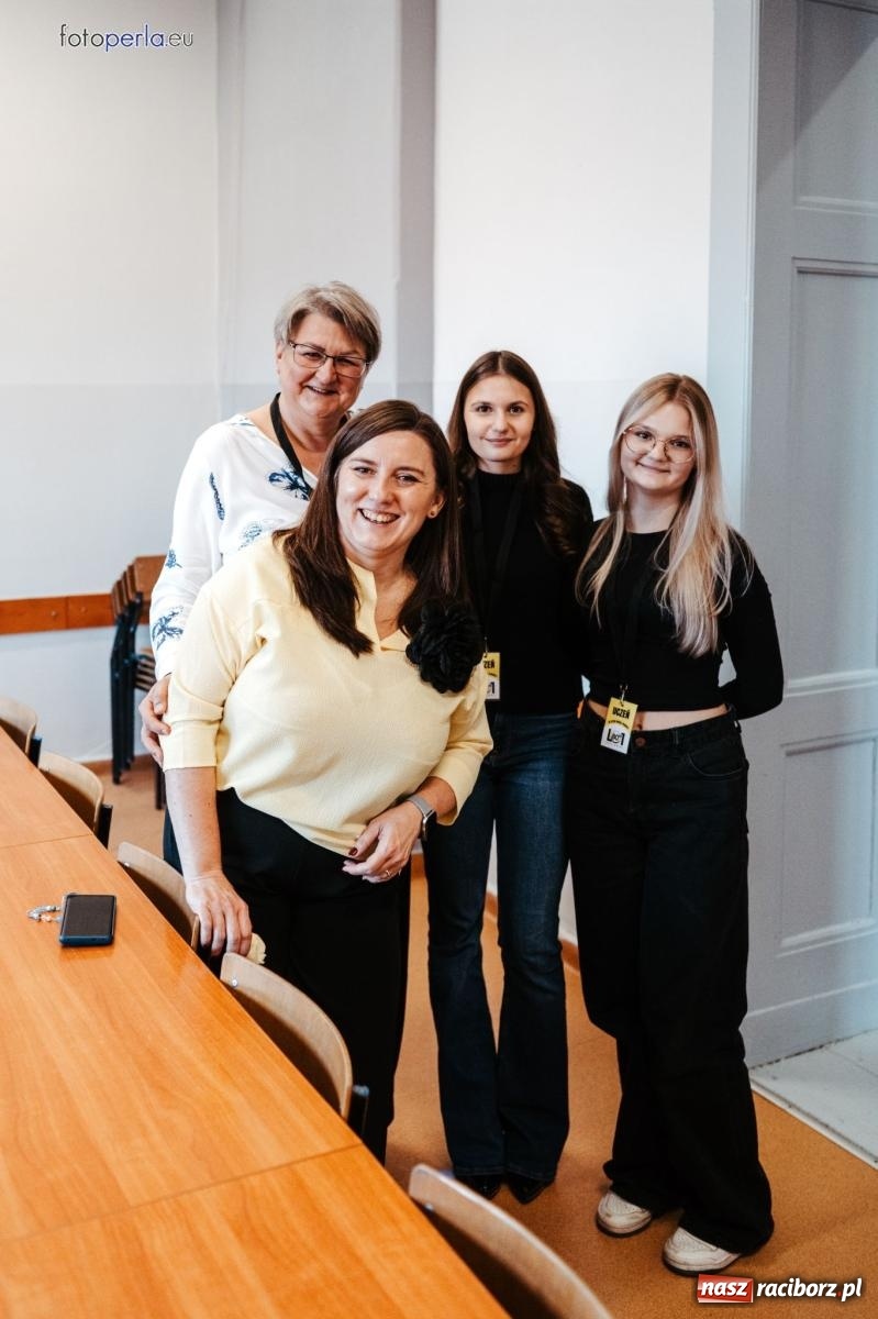 Zdjęcie w galerii na portalu naszraciborz.pl: I LO im. Jana Kasprowicza świętuje 80-lecie – gala jubileuszowa i spotkania w szkole [FOTO i WIDEO] wiadomości z regionu