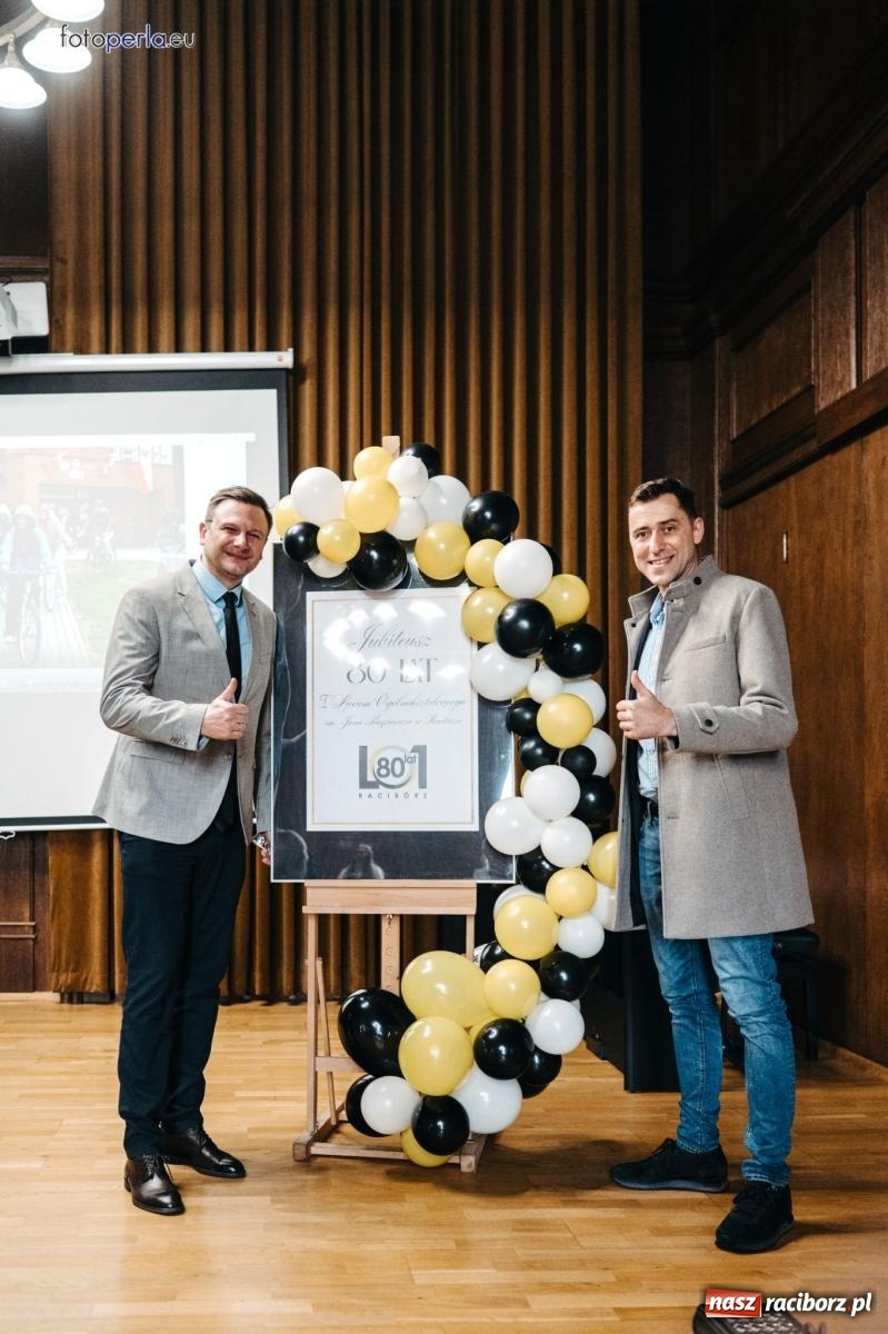 Zdjęcie w galerii na portalu naszraciborz.pl: I LO im. Jana Kasprowicza świętuje 80-lecie – gala jubileuszowa i spotkania w szkole [FOTO i WIDEO] wiadomości z regionu