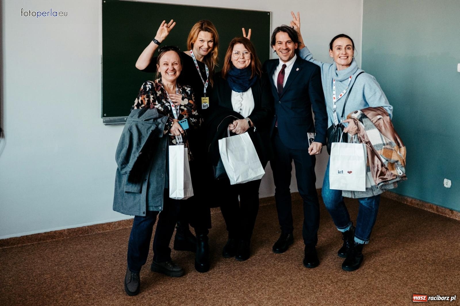 Zdjęcie w galerii na portalu naszraciborz.pl: I LO im. Jana Kasprowicza świętuje 80-lecie – gala jubileuszowa i spotkania w szkole [FOTO i WIDEO] wiadomości z regionu