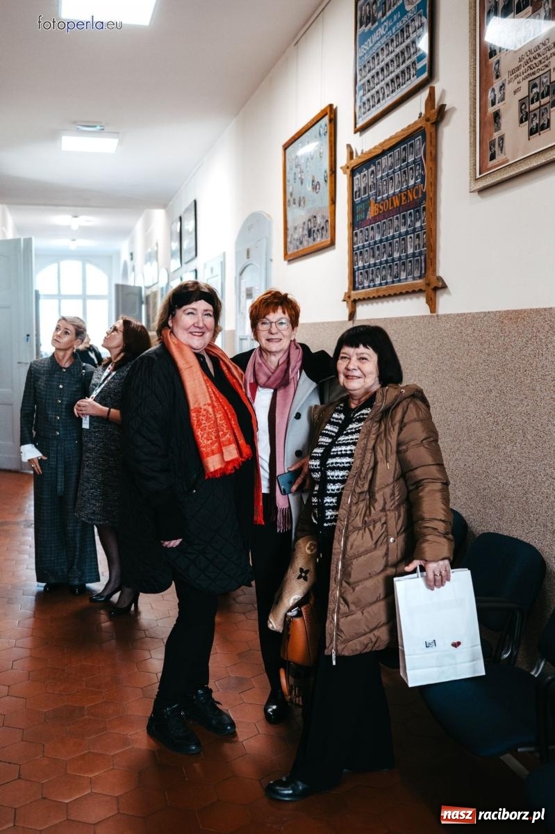 Zdjęcie w galerii na portalu naszraciborz.pl: I LO im. Jana Kasprowicza świętuje 80-lecie – gala jubileuszowa i spotkania w szkole [FOTO i WIDEO] wiadomości z regionu