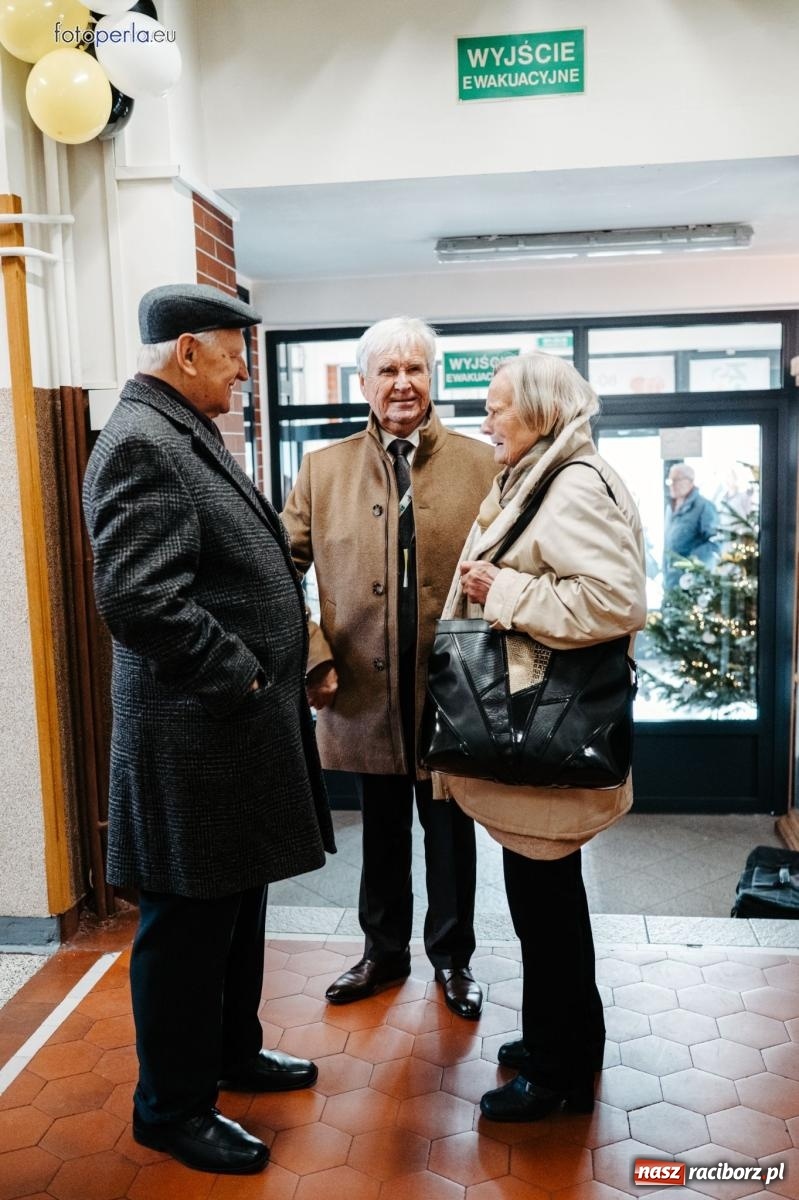 Zdjęcie w galerii na portalu naszraciborz.pl: I LO im. Jana Kasprowicza świętuje 80-lecie – gala jubileuszowa i spotkania w szkole [FOTO i WIDEO] wiadomości z regionu