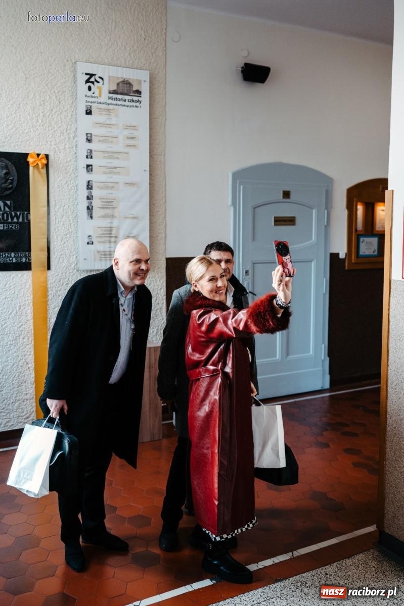 Zdjęcie w galerii na portalu naszraciborz.pl: I LO im. Jana Kasprowicza świętuje 80-lecie – gala jubileuszowa i spotkania w szkole [FOTO i WIDEO] wiadomości z regionu