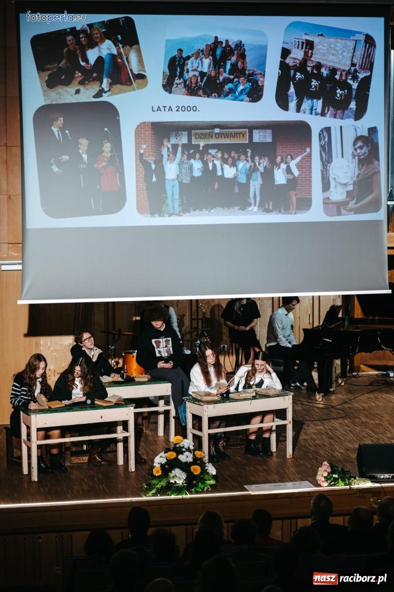 Zdjęcie w galerii na portalu naszraciborz.pl: I LO im. Jana Kasprowicza świętuje 80-lecie – gala jubileuszowa i spotkania w szkole [FOTO i WIDEO] wiadomości z regionu