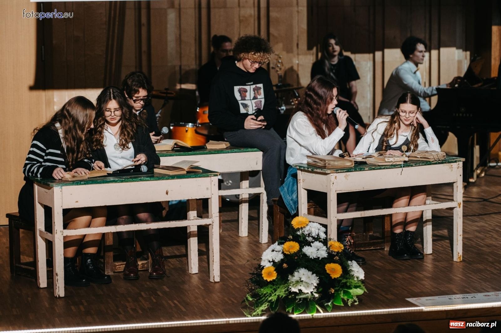 Zdjęcie w galerii na portalu naszraciborz.pl: I LO im. Jana Kasprowicza świętuje 80-lecie – gala jubileuszowa i spotkania w szkole [FOTO i WIDEO] wiadomości z regionu
